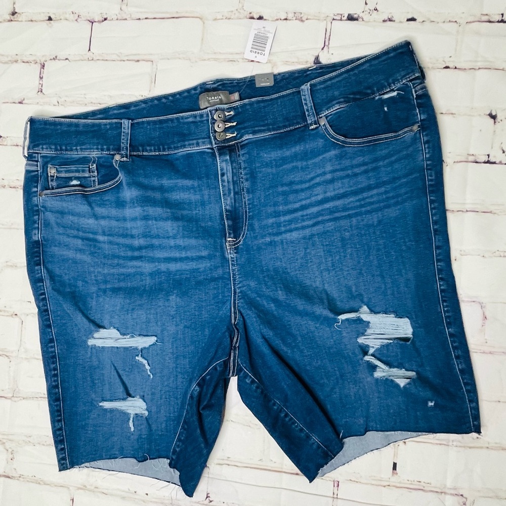 torrid Plus Size blue denim distressed Jean shorts raw edge hem size 30 NWT